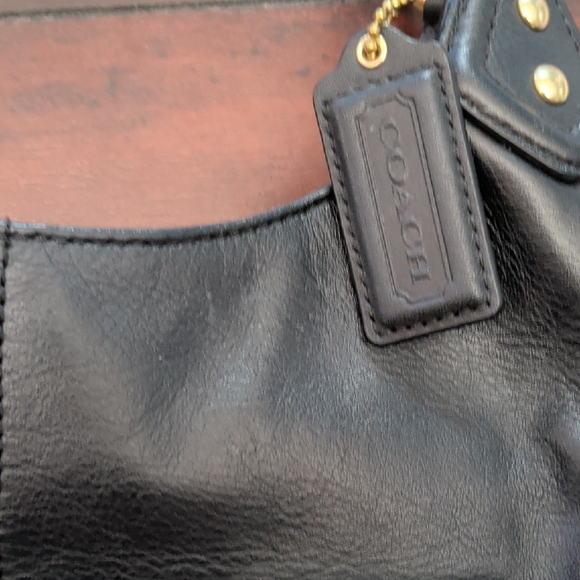 Elegant Coach Black Leather Shoulder Bag - Picture 2 of 8